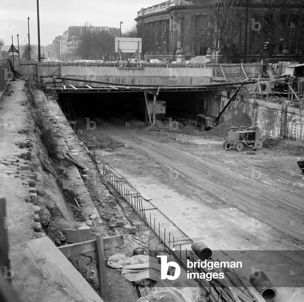Here is an aspect of the passage at its entrance before the Alexandre Iii Bridge heading towards the Invalids The Underground Of The Course The Queen Will Be Ready In 1 Year On December 29, 1965 (b/w photo)