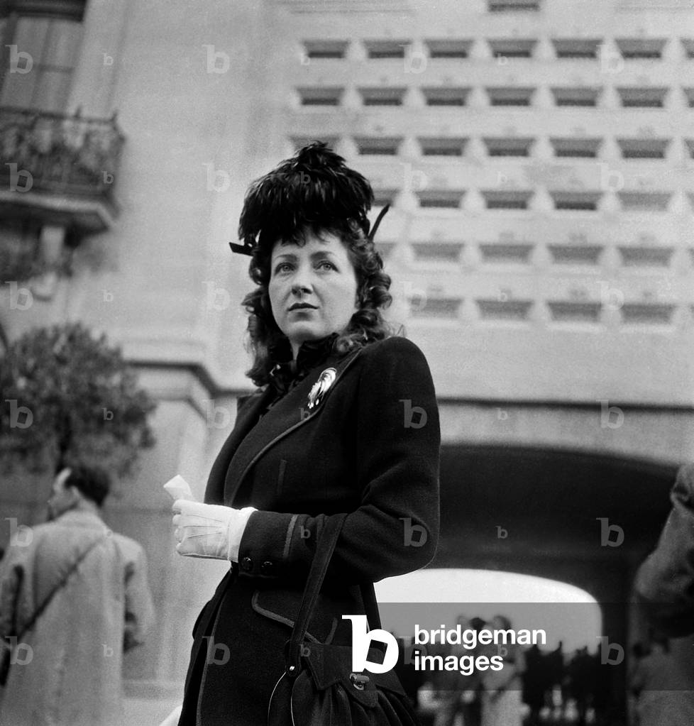 Fashion : Elegant Woman at The 