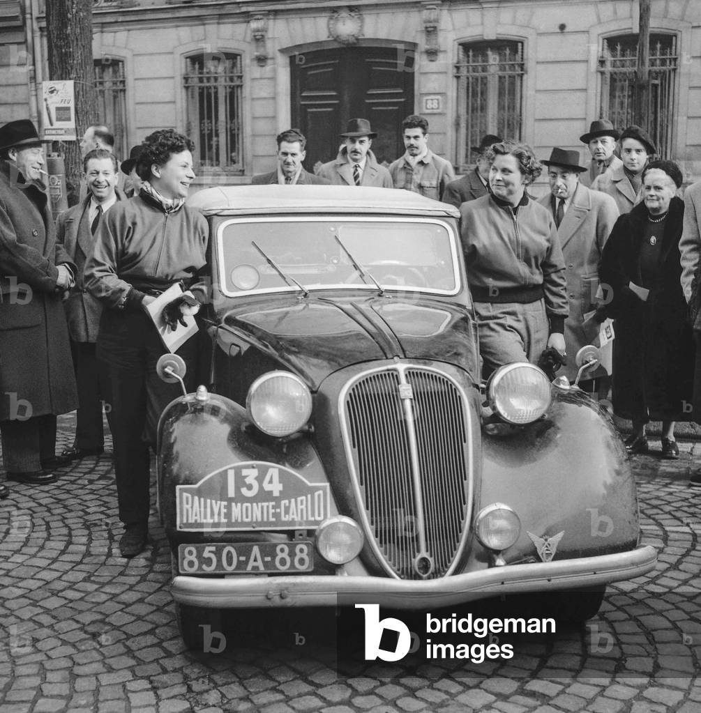 Monte Carlo Rally : pilots are controlled in Paris on January 25, 1951 : Mrs Boucher and Mougenot with their Simca 8 cars (b/w photo)