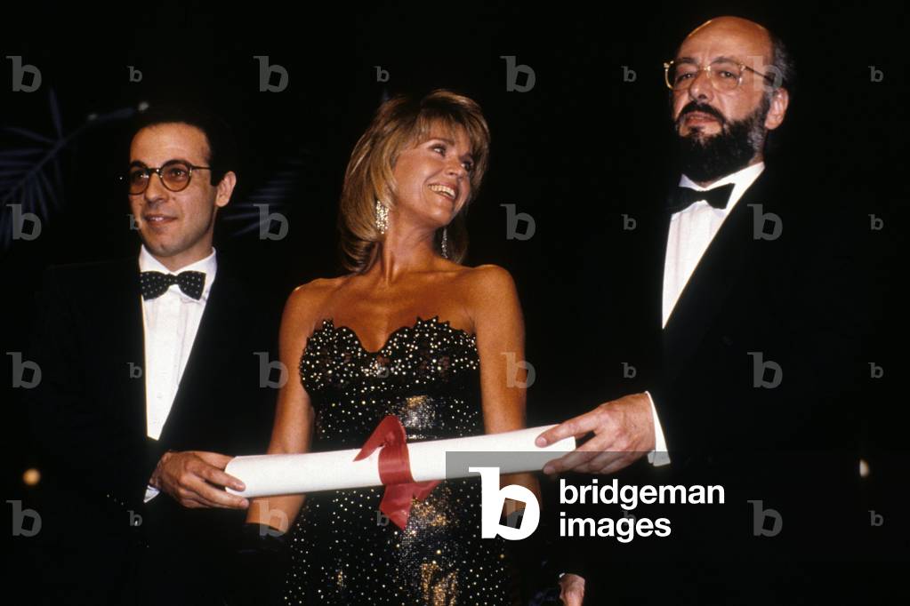 Cannes Film Festival : Jane Fonda Giving The Jury Special Prize To French Director Bertrand Blier For The Film Too Beautiful For You and Italian Director Giuseppe Tornatore For The Film Cinema Paradiso, May 26, 1989 (photo)