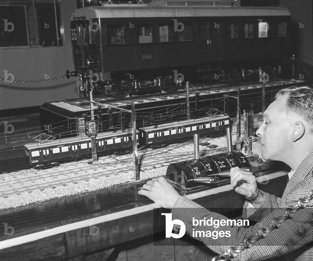 For the fiftieth anniversary of the Parisian metro : exhibition about the metro, Paris, June 29, 1950 : a scale model (b/w photo)