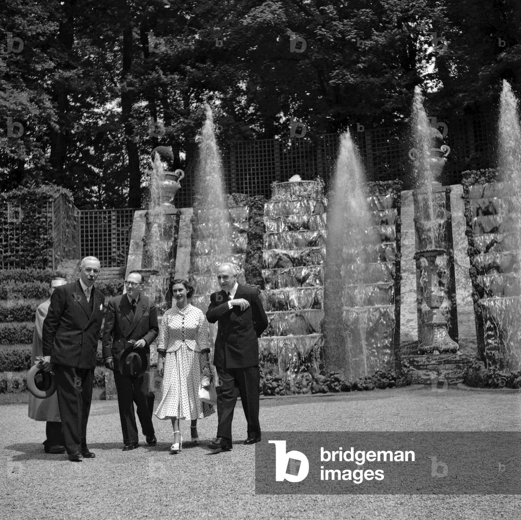 La Princesse Margaret d'Angleterre au chateau de Versailles le 30 mai 1949 Neg:22520 --- Princess Margaret of England at Versailles castle, May 30, 1949, France (b/w photo)