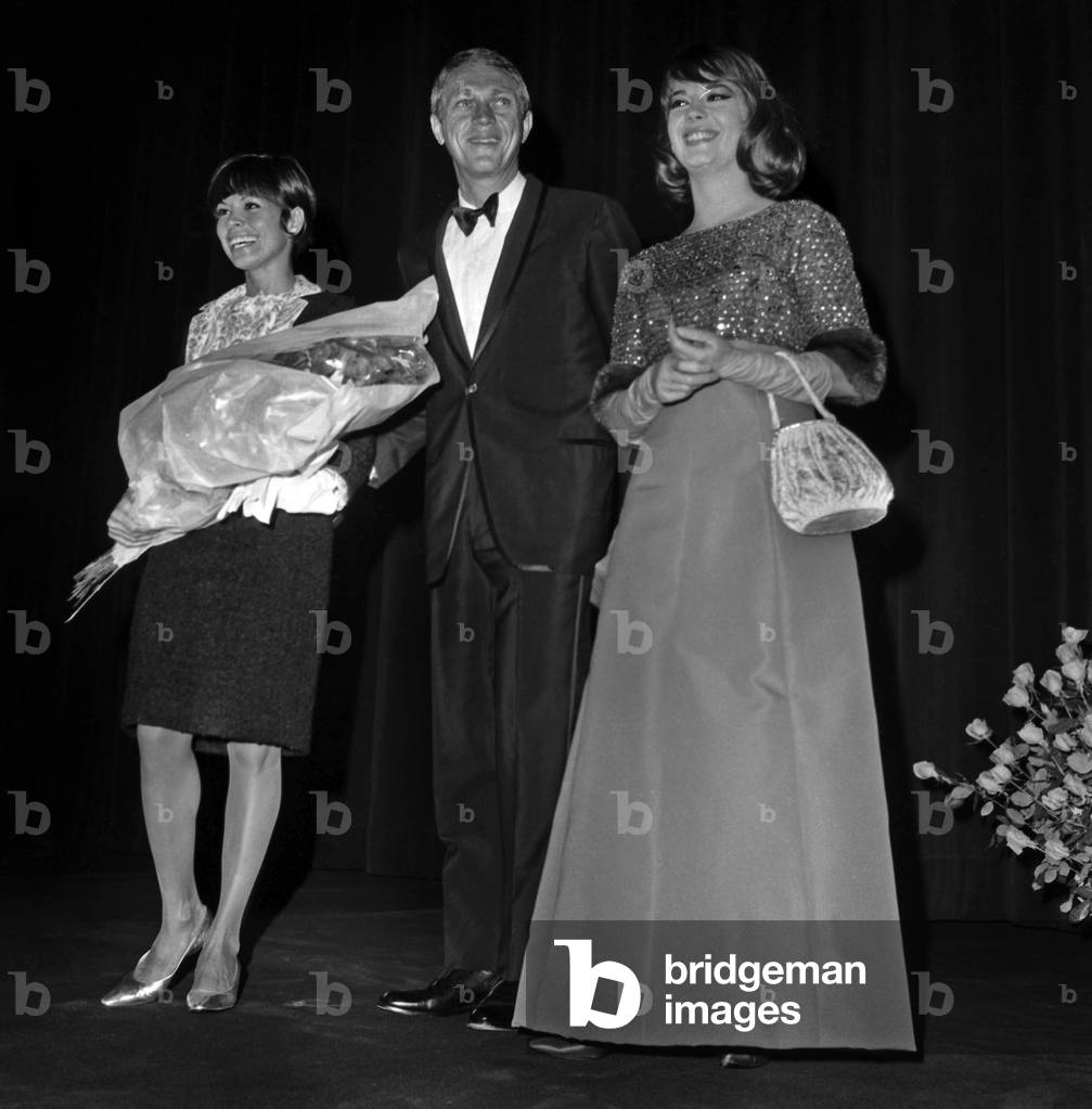 Steve Mc Queen With his First Wife Neile Adams and Natalie Wood at Premiere of Film Love With The Proper Stranger in Paris on September 18, 1964 (photo)