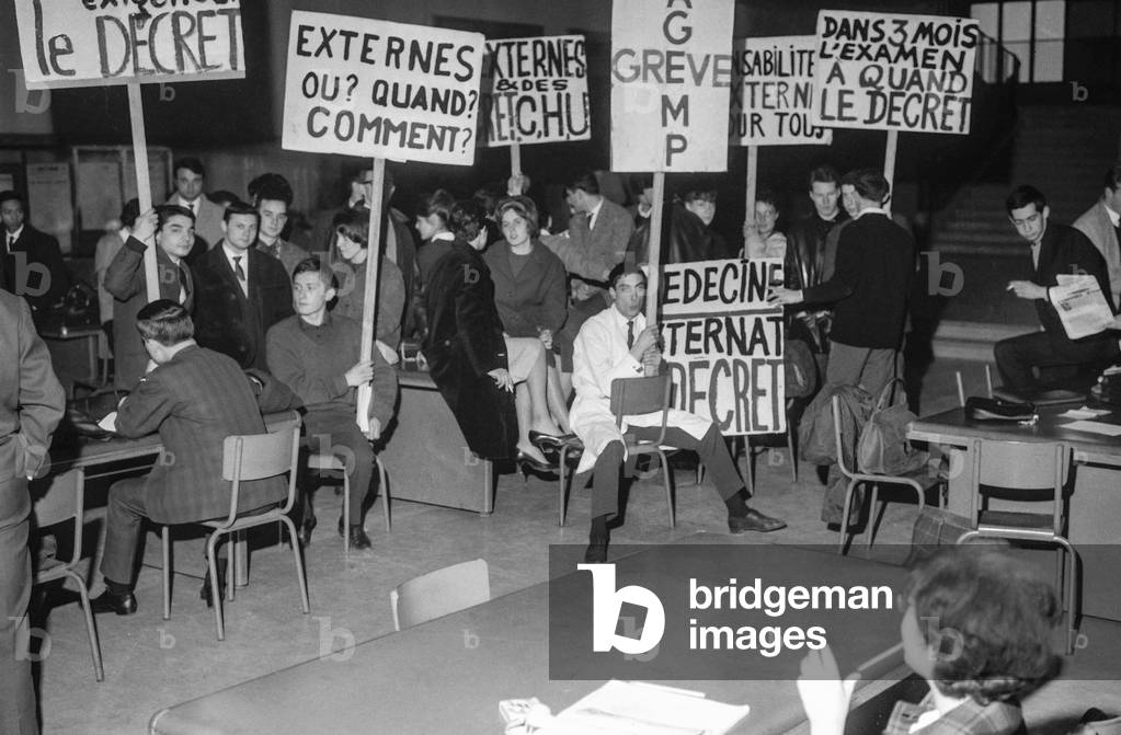 Demonstration of medicine students, Paris, March 28, 1963 : occupation of the faculty (b/w photo)