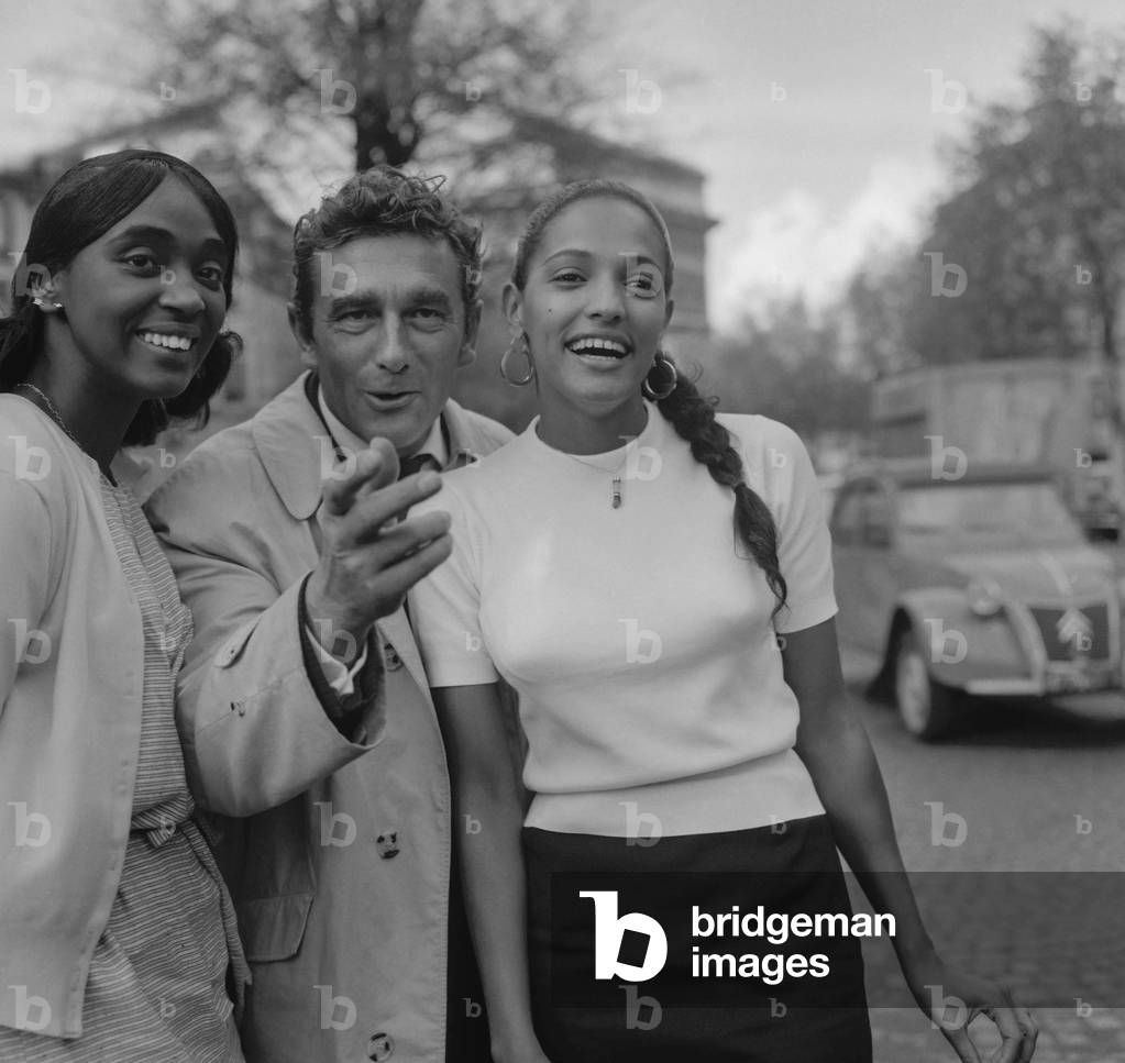 Brazilian actresses Lea Garcia and Lourdes de Oliveira in Paris, October 26, 1960 here with director Marcel Camus (b/w photo)