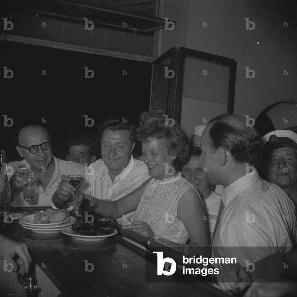 Marcello Pagliero and Isa Miranda with photographer Robert Cohen (foreground, founder of AGIP agency) in September 1949 in Paris (b/w photo)