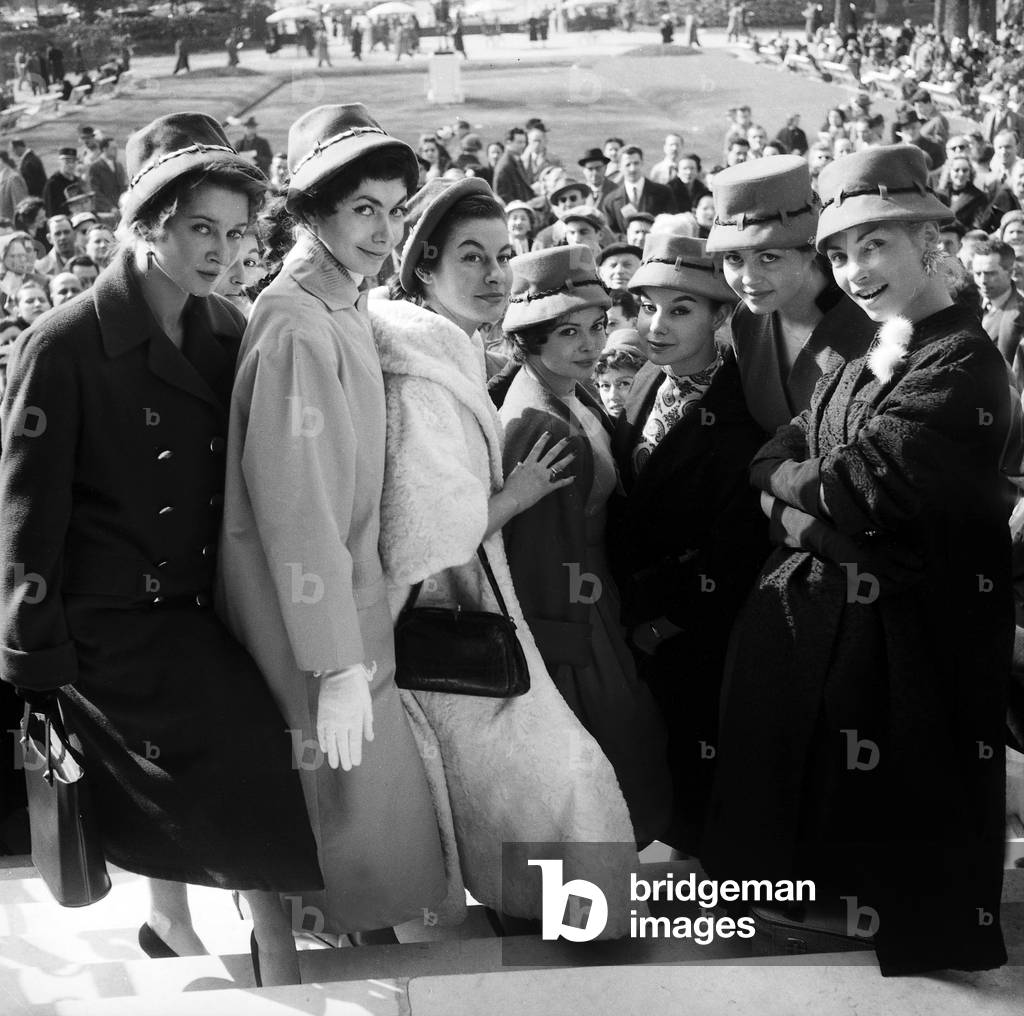 7 Starlets With The Same Hat at Reopening of Longchamp April 2, 1956 (b/w photo)