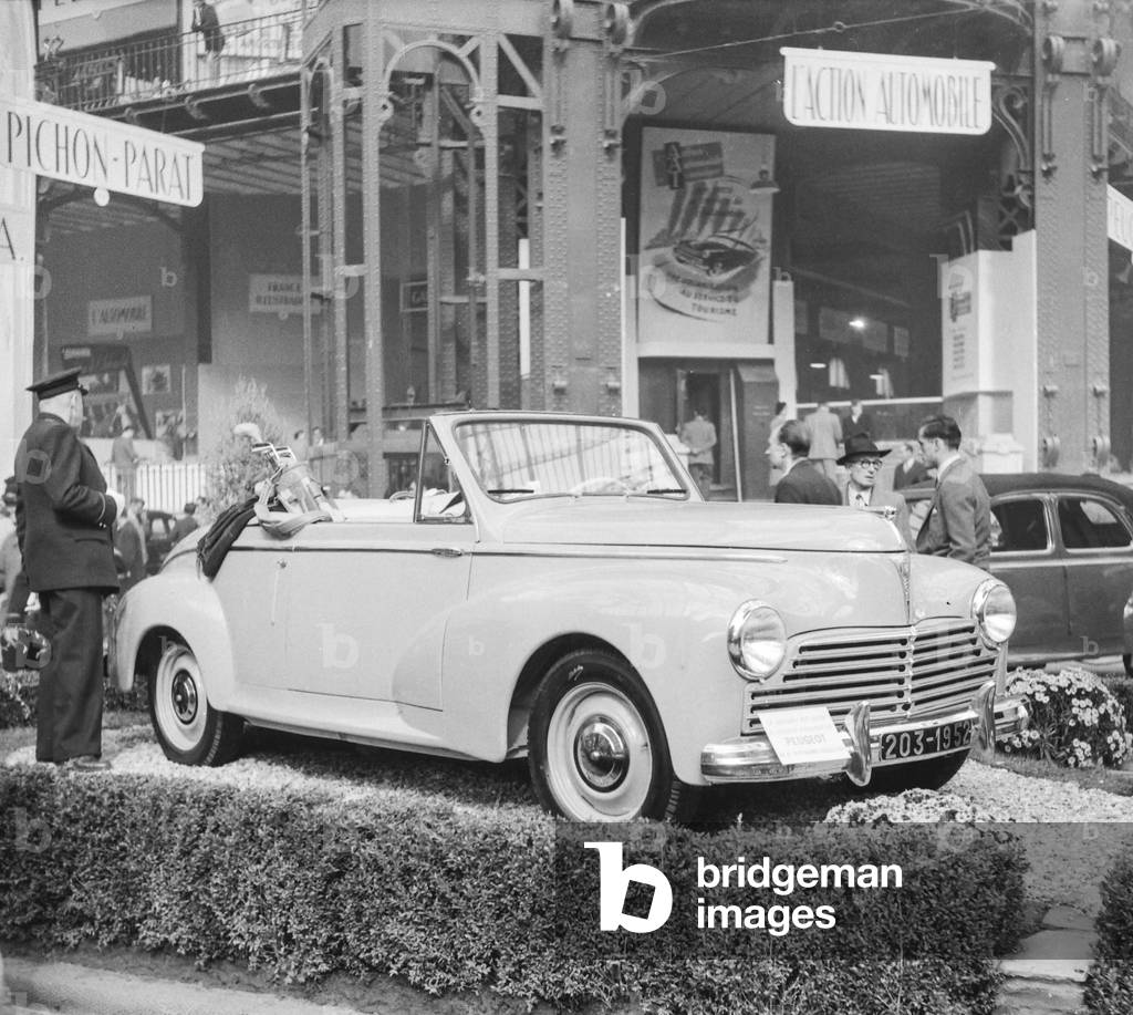 Paris motor show (Grand Palais), October 1951 (b/w photo)