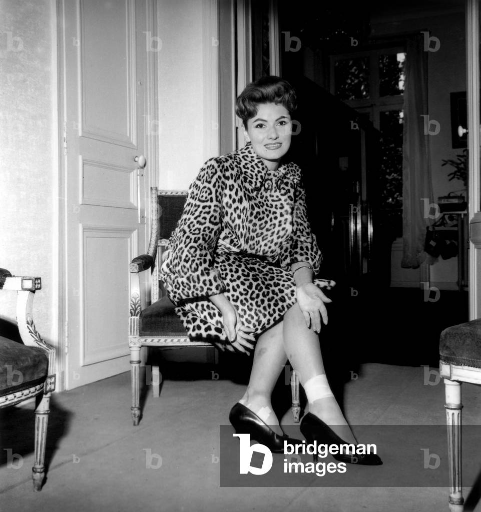 Genevieve Leblanc, Model, Wounded By A Cheetah during A Photo Session in A Zoo, in Leopard Cage, As She Was Wering A Leopardskin Coat, September 23, 1959 (b/w photo)