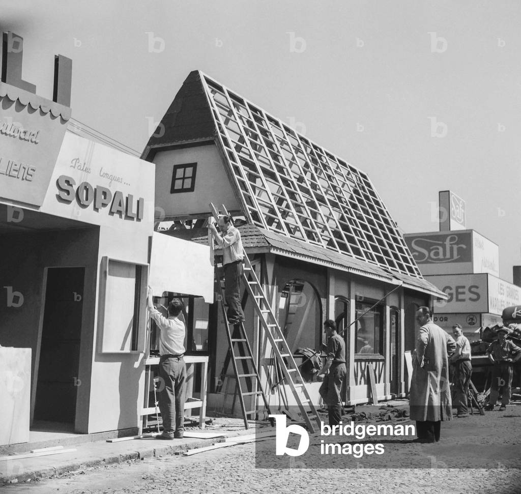 Preparation for the Foire de Paris, April 25, 1951 : in the foreground the stand of the Sopali pasta (b/w photo)