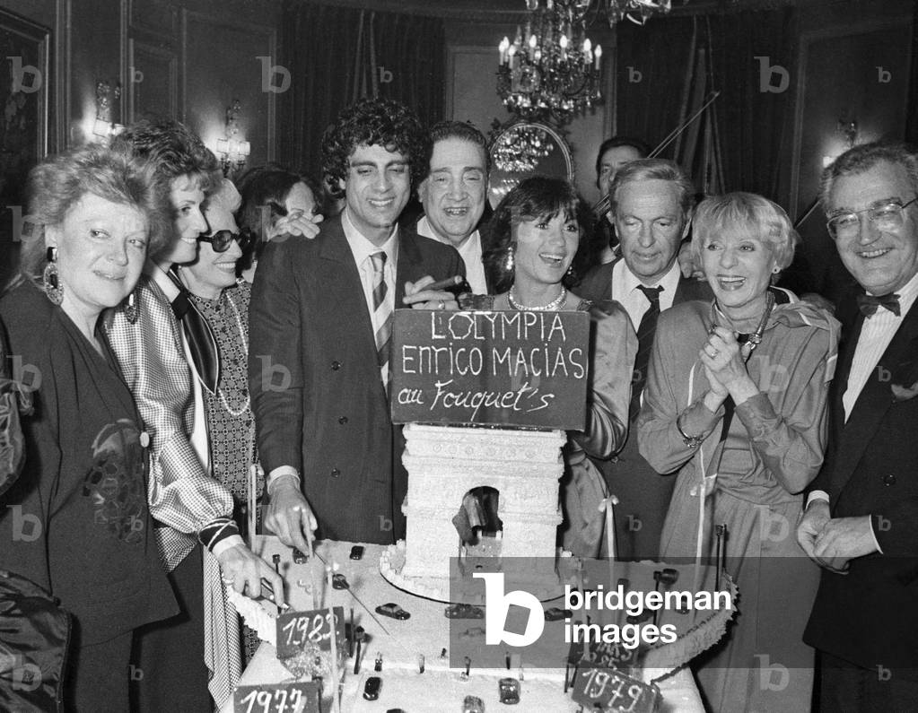 Regine (Regina Zylberberg), Enrico Macias, Daniele Evenou, Guy Lux, Annie Cordy, Georges Fillioud, dinner at Fouquet's restaurant after premiere of Enrico Macias at the Olympia, , Paris, 7 march 1985 (photo)