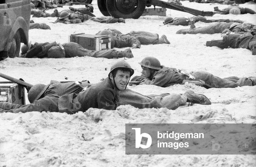 Jean Paul Belmondo sur le tournage du film « Week-end at Dunkerque », 1964 (photo)