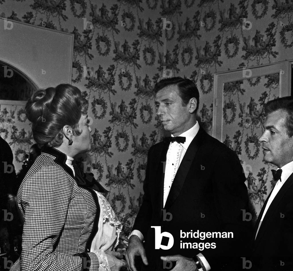 Yves Montand with Simone Signoret during the rehearsal of the play 