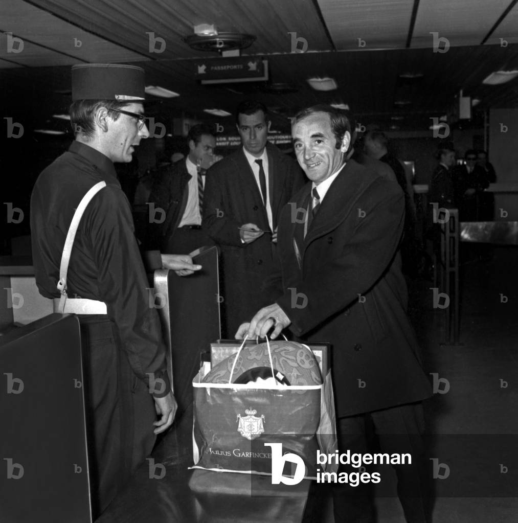 Charles Aznavour back from USA, Paris, 5 March 1967 (photo)
