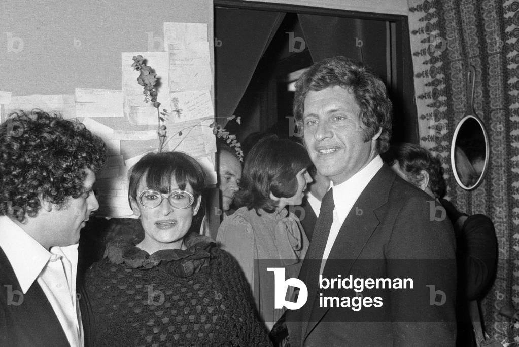 Barbara congratulated by Francis Perrin and Joe Dassin, Olympia, Paris 1978 (photo)