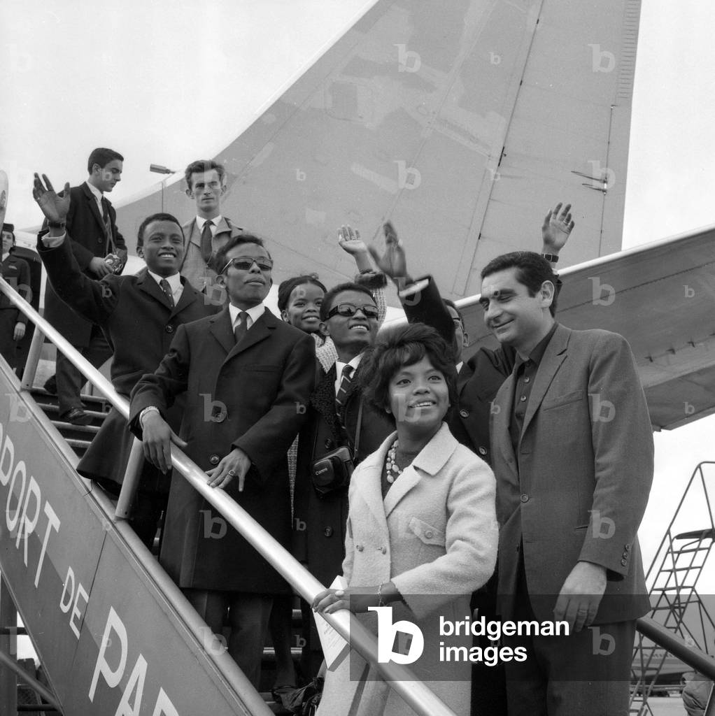 The Group Surfs (Malagasy Singers, brothers and sisters) at the Paris Airport leaving for USA, 11 October 1964 (photo)