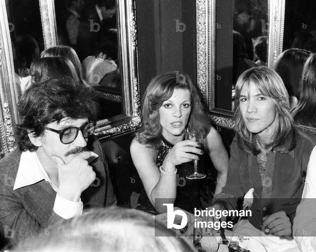 French Singers Nicoletta and Patrick Juvet during a dinner for the giving of the Vermeil Medal of Paris to Yves Mourousi, 4 December 1975 (photo)