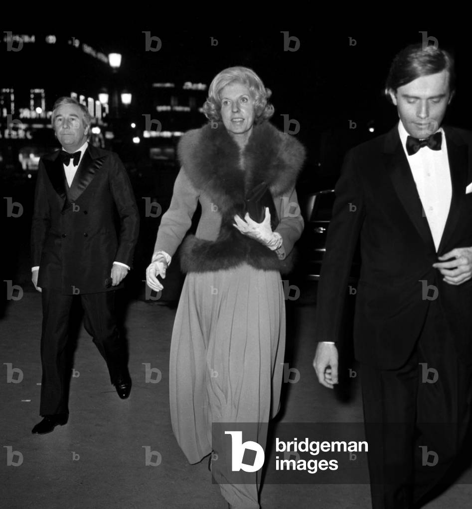 Claude Pompidou arriving at the Gala of the UNICEF at Paris Opera House, 20 December 1972 (photo)
