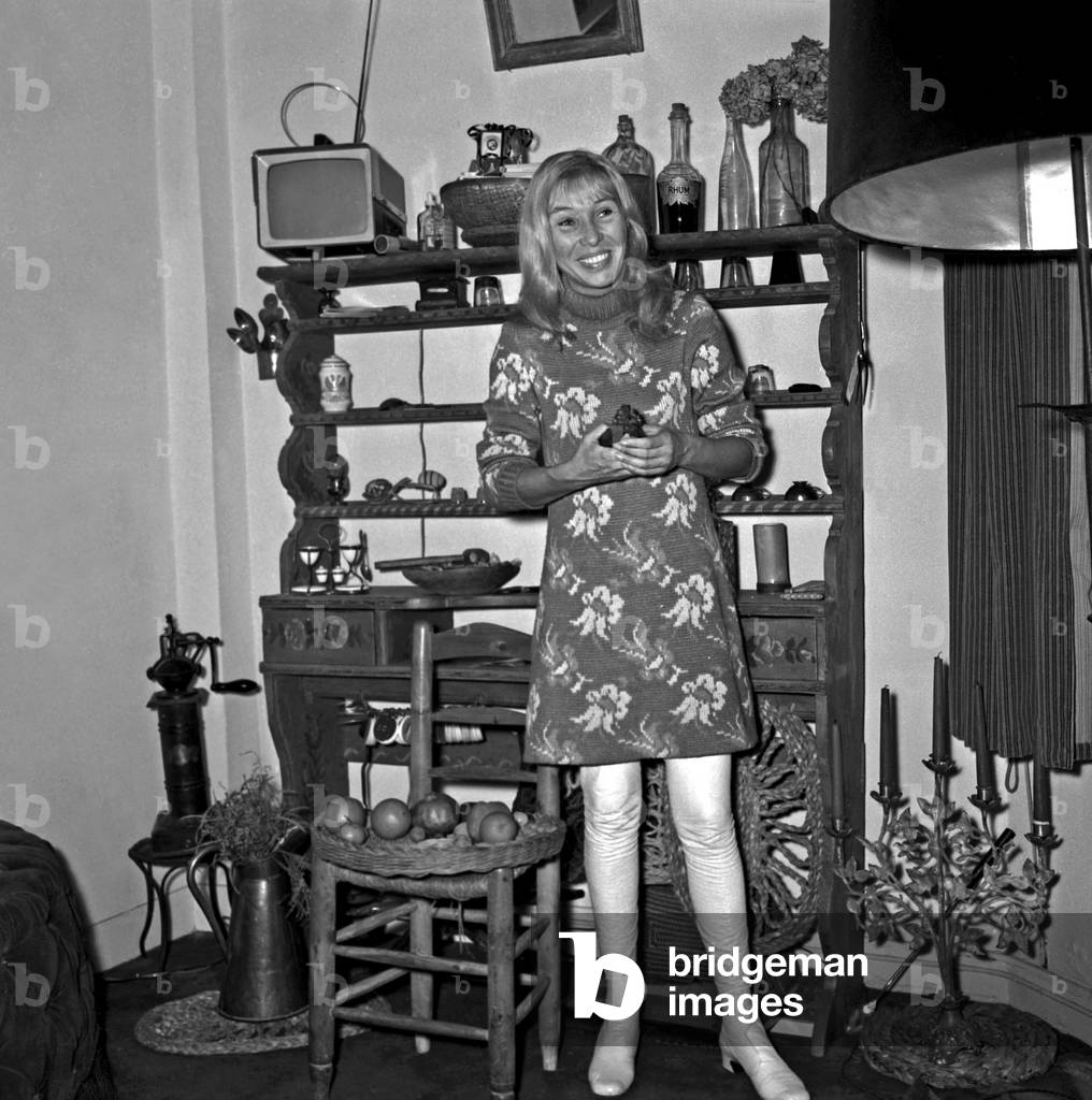 French actress Silvia Monfort at home, 11 March 1968 (photo)