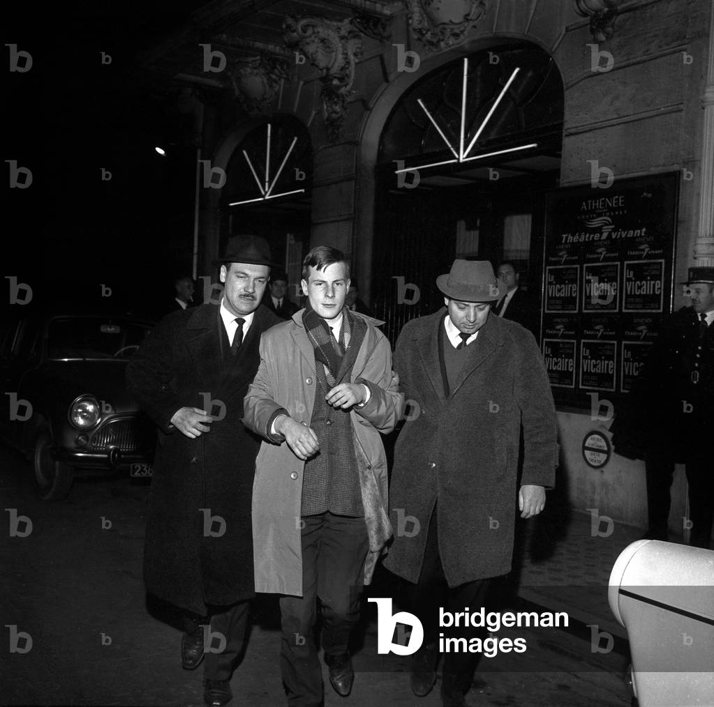 A man is arrested because opposed to the play by Rolf Hochhuth 