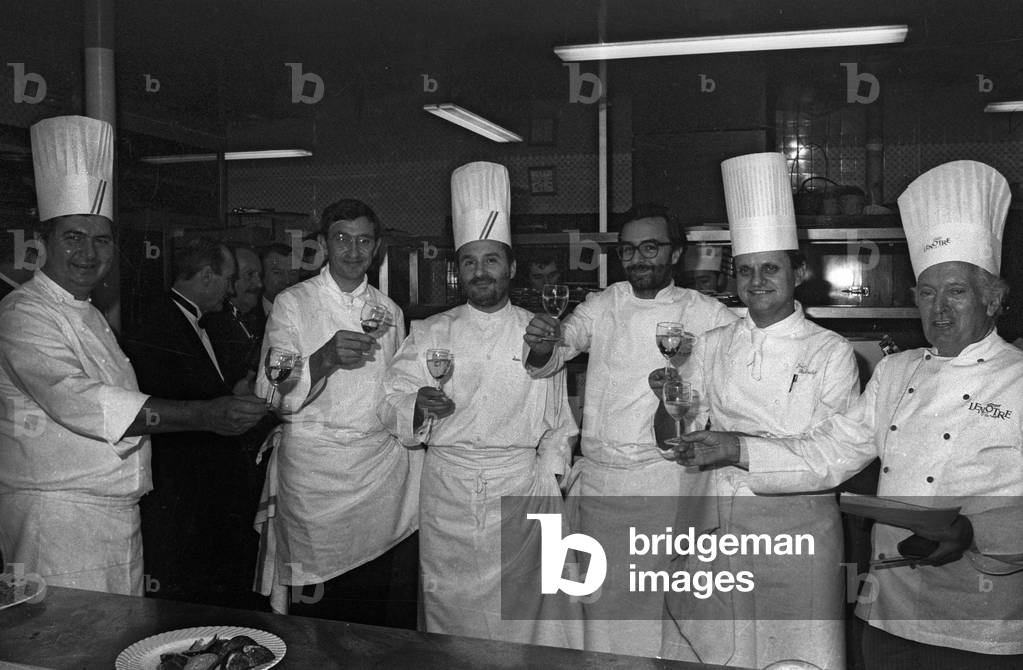 Bicentenary of the French revolution : a revolutionay meal, February 6, 1989 : French cooks : l-r : ?, Antoine Westermann, Alain Couturier, Alain Ducasse, Joel Robuchon, pastry cook Gaston Lenotre (b/w photo)