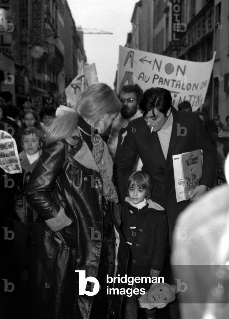Alain Delon with is wife Nathalie and their son Anthony and behind children demonstrating in favour of the plus-fours for Tintin (photo)