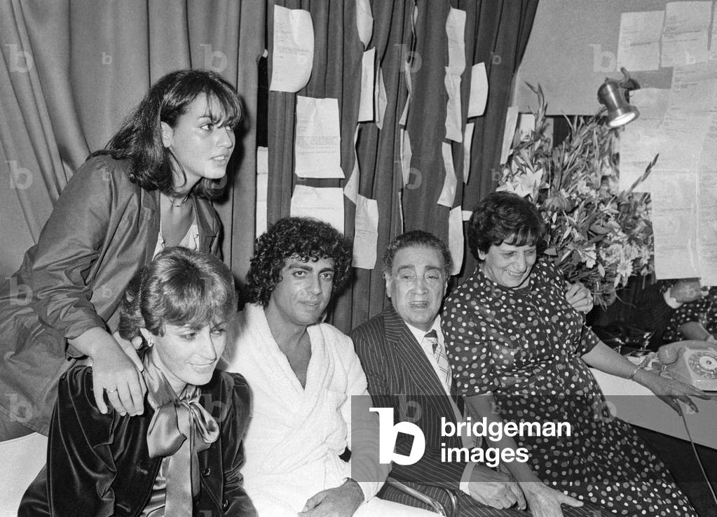 Enrico Macias with his parents, his wife Suzy and his daughter Jocya after his Premiere at the Olympia, Paris, 1 October 1982 (photo)