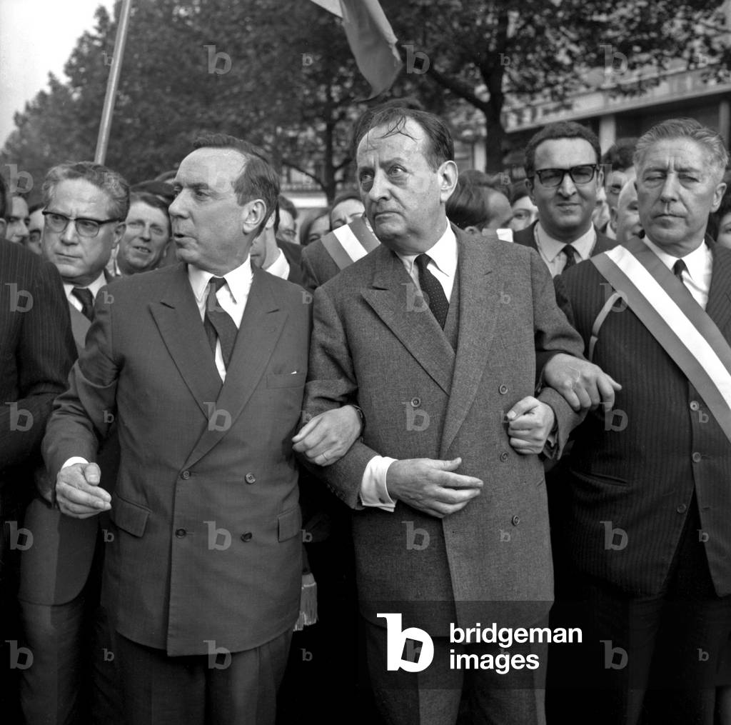 Demonstration to encourage the French President de Gaulle, 30 May 1968 (photo)