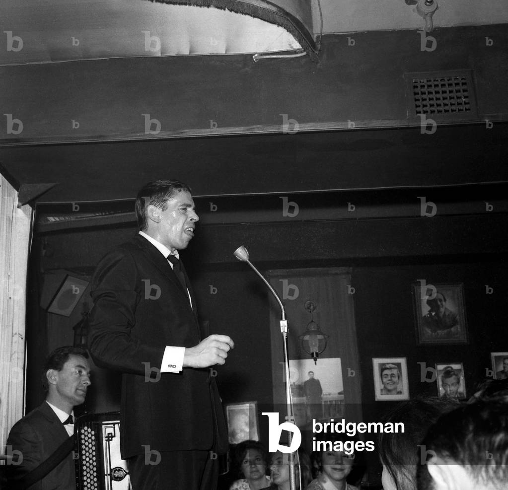 Jacques Brel singing at the cabaret 