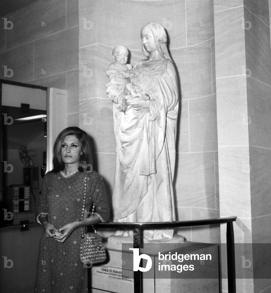 Singer Dalida in front of a replica of a statue of Virgin with Child at the tube  station Louvre-Rivoli, Paris, 29 October 1968 (photo)