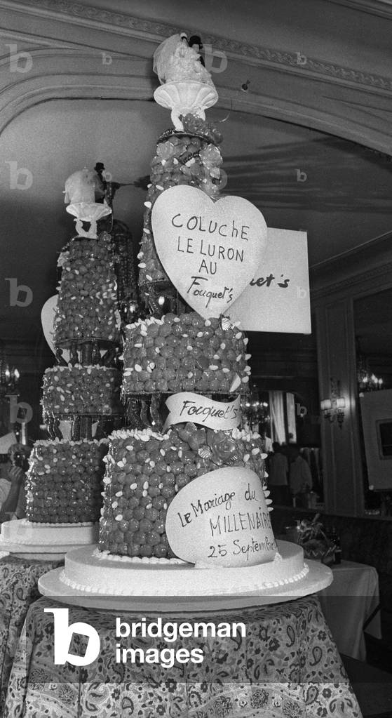 Fake wedding between Thierry Le Luron and Coluche, Paris, September 25, 1985 : the layer cake at the Fouquet's (b/w photo)