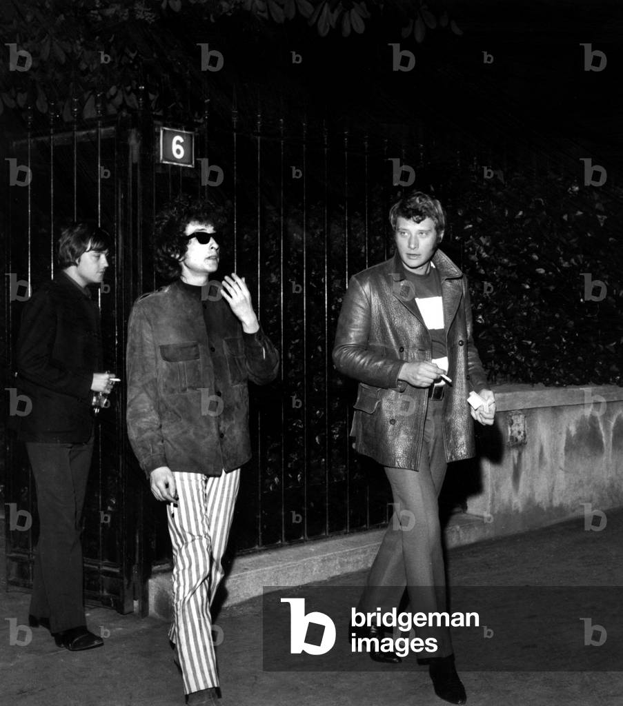 Bob Dylan and Johnny Hallyday coming from Johnny's place after a concert of Dylan at Olympia, Neuilly-sur-Seine, 23 May 1966. (photo)