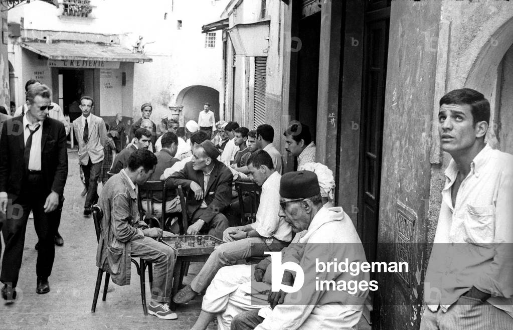 Men playing chess in the street, Kasbah in Algiers, August 1968 (photo)
