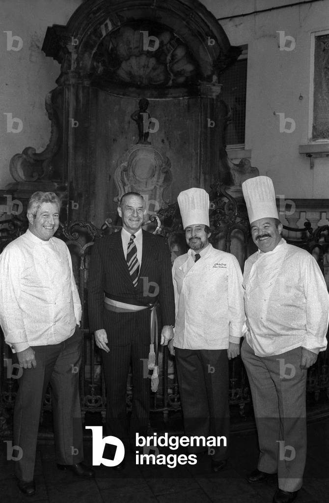 Celebration of the 1000 years of Brussels, 1979 : ?, the mayor of Brussels Pierre Van Halteren and French cooks Alain Senderens and Jean Troisgros near the Manneken Pis (b/w photo)