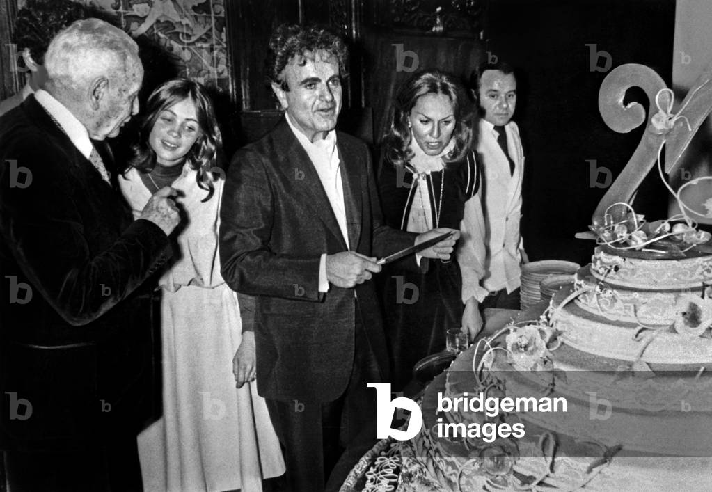Guy Beart with his daughter Emmanuelle and friends (Louis Aragon and Patricia Coquatrix), 18 October 1978 (photo)