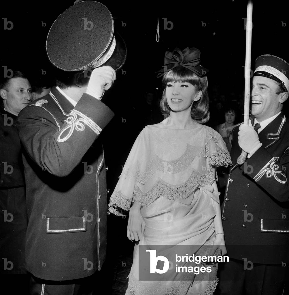 Dany Saval arriving at the Gala of Artists and  Jean-Marc Thibault, Paris, 8 March 1962 (photo)
