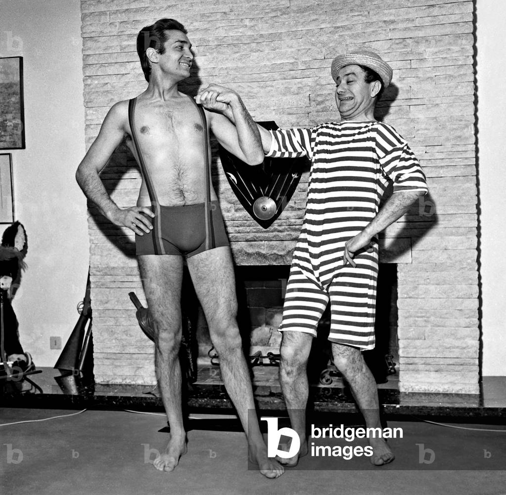 Enrick Dauzonne and Fernand Raynaud during the presentation of swimsuits by Pierre Cardin, 25 February 1965 (photo)