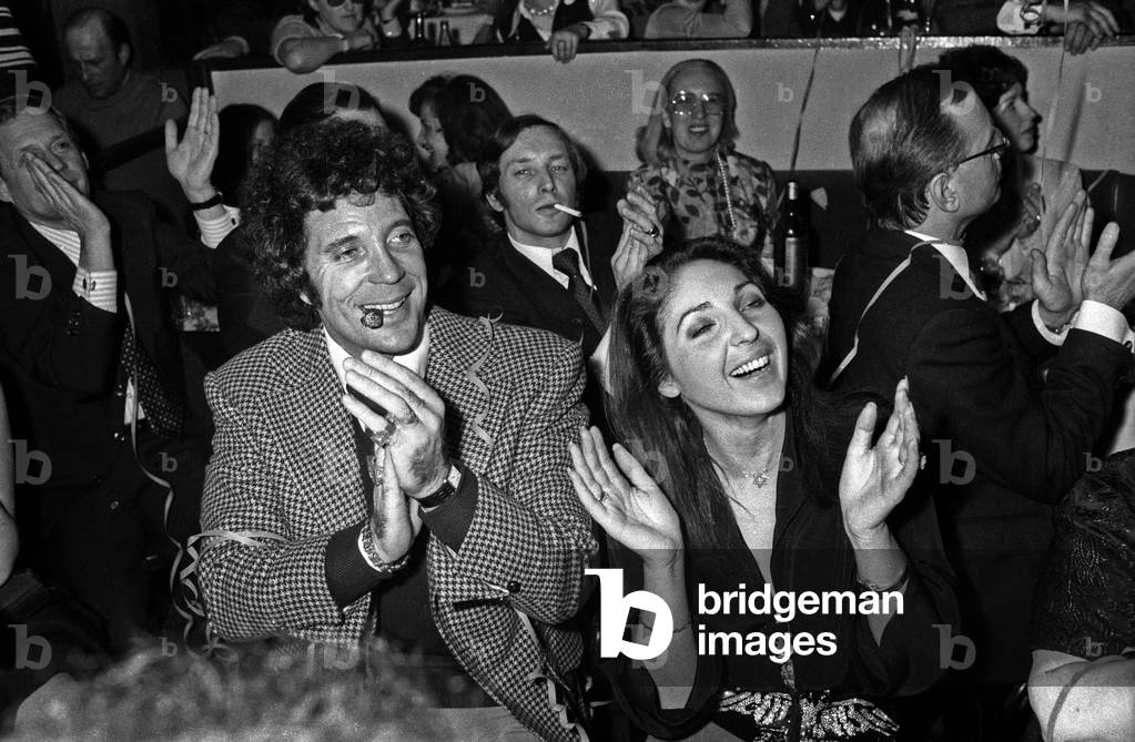 Tom Jones at the Alcazar, Paris, 11 April 1976 (photo)