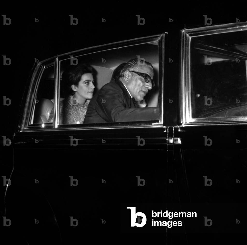 Aristote Onassis and his daugheter Christina Onassis arriving at the party organised for her, 5 December 1972 (photo)