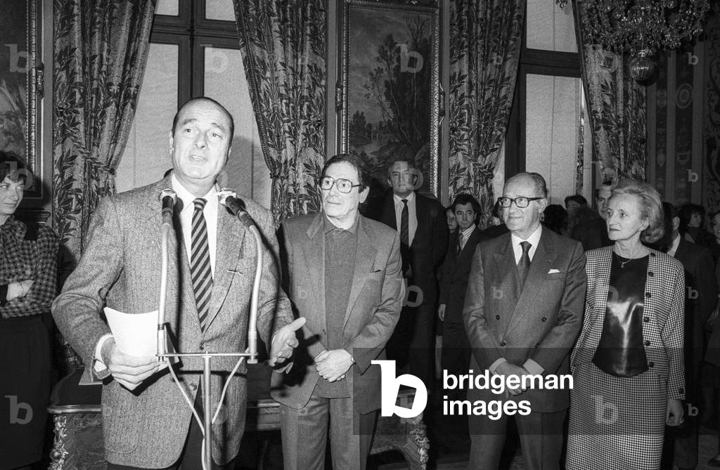 Jacques Chirac is giving a medal (