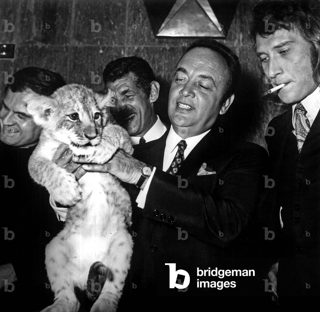 Raymond Pellegrin with a lion, Michel Constantin and Johnny Hallyday at the presentation of the film 