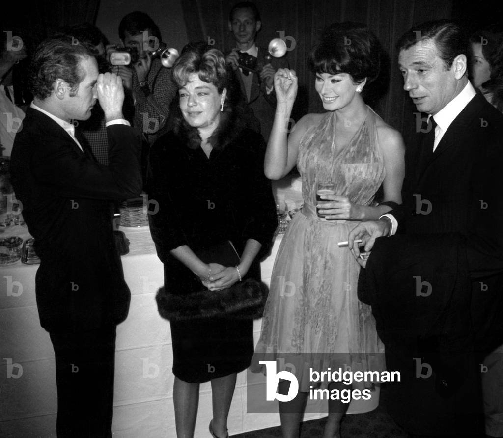 Paul Newman, Simone Signoret, Sophia Loren and Yves Montand during a cocktail on the set of the film 