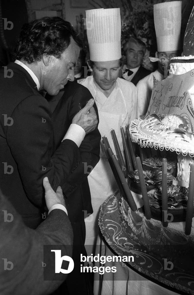 Birthday (40 years old) of Julio Iglesias, Pre Catelan, Paris, February 27, 1983 : Julio Iglesias and his cake (b/w photo)