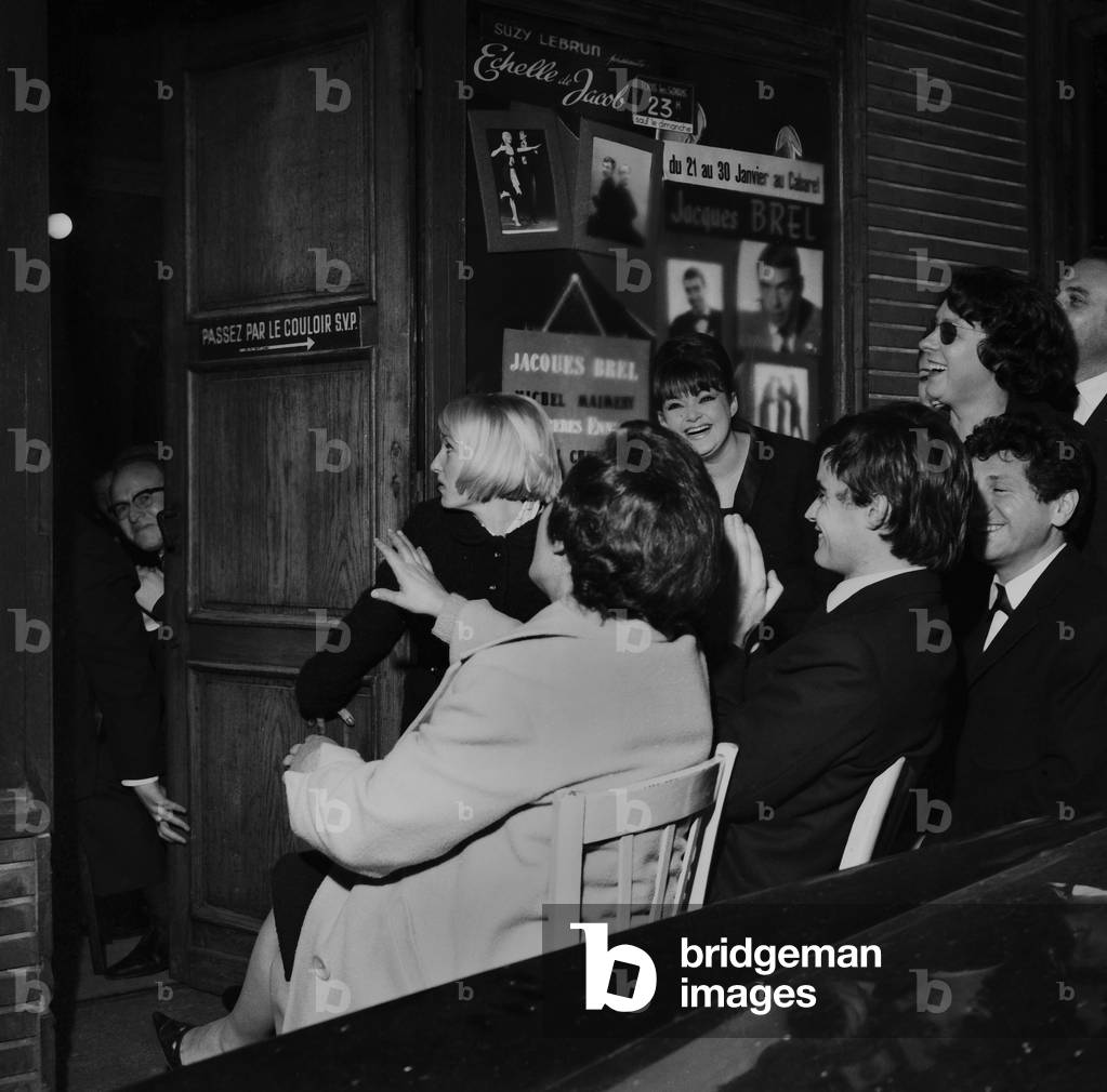 Admirers coming to see Jacques Brel for his 12 years of song at Cabaret L'Echelle de Jacob, Paris, 25 January 1965 (photo)