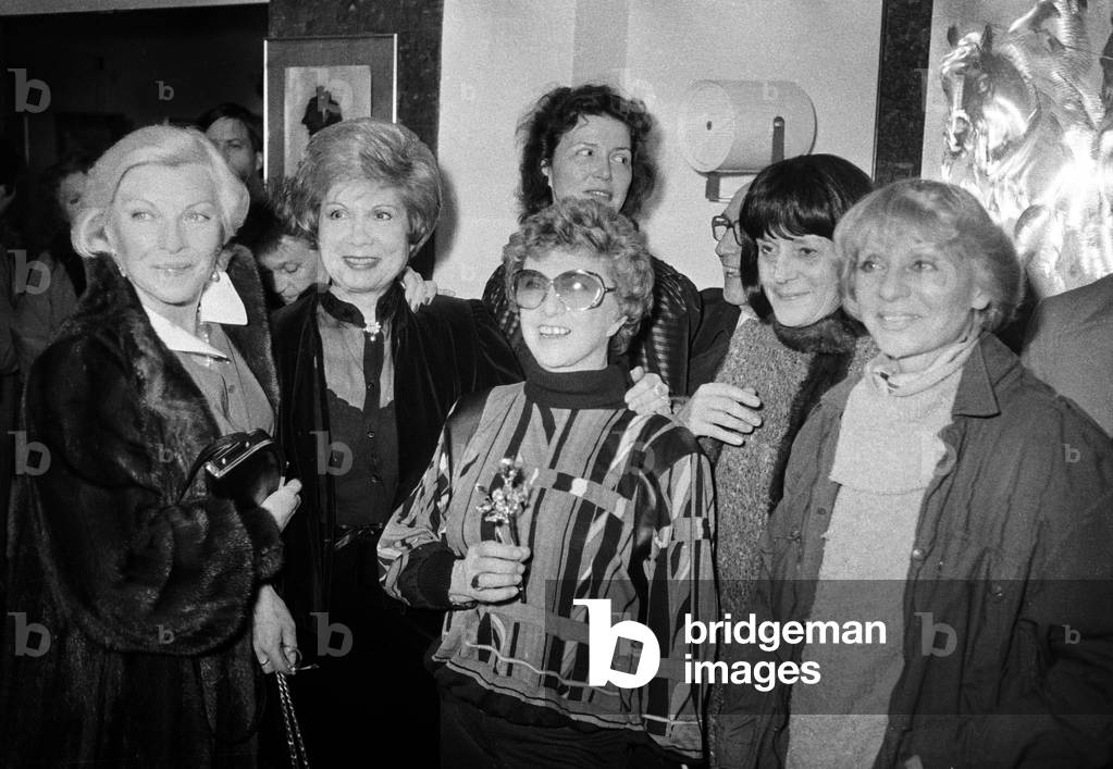 Mick Micheyl at his exhibition with LIne Renaud, Jacqueline Francois, Alice Saunier-Seite et Loulou Gaste and at the back Jean B.S. Gerard, Art Gallery de la Place Beauvau, 11 January 1984 (photo)