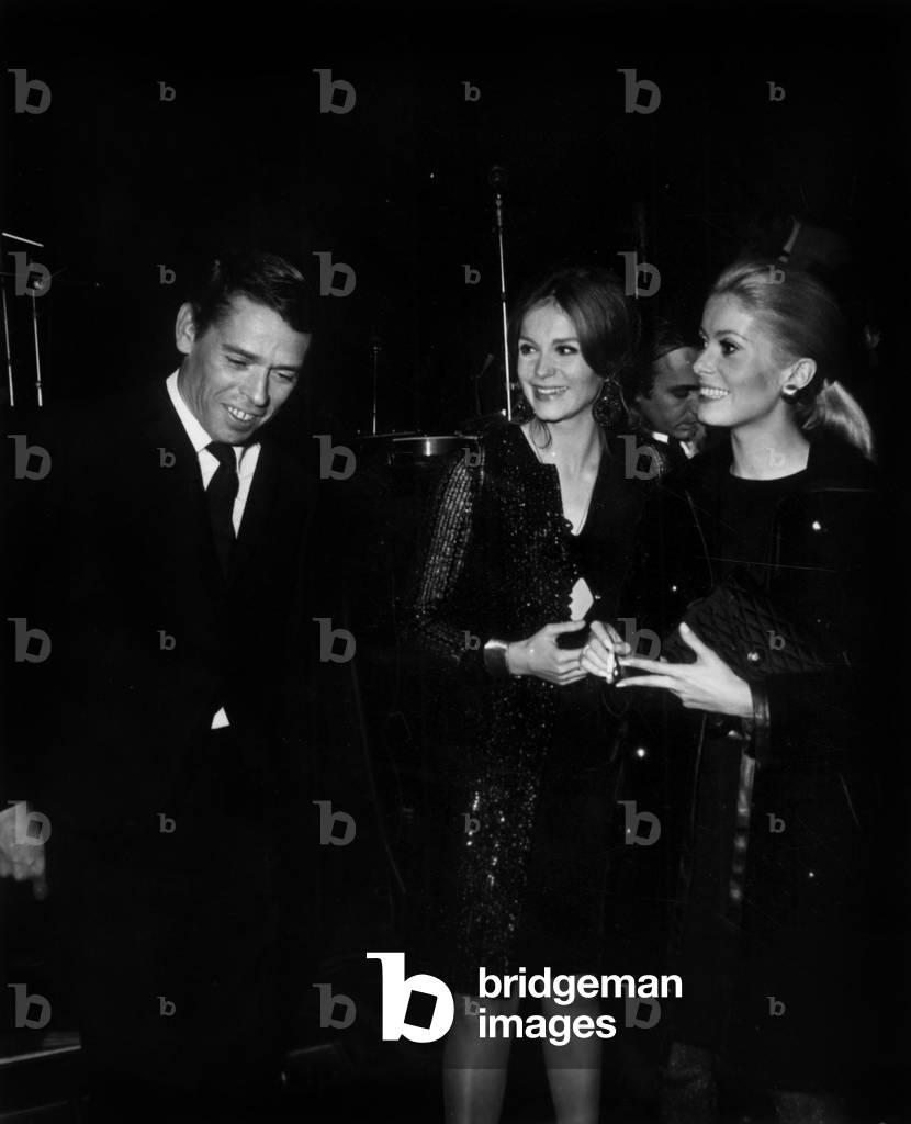 Jacques Brel congratulated by Catherine Deneuve and Francoise Dorleac after his Concert at the Olympia, 6 October 1966 (photo)
