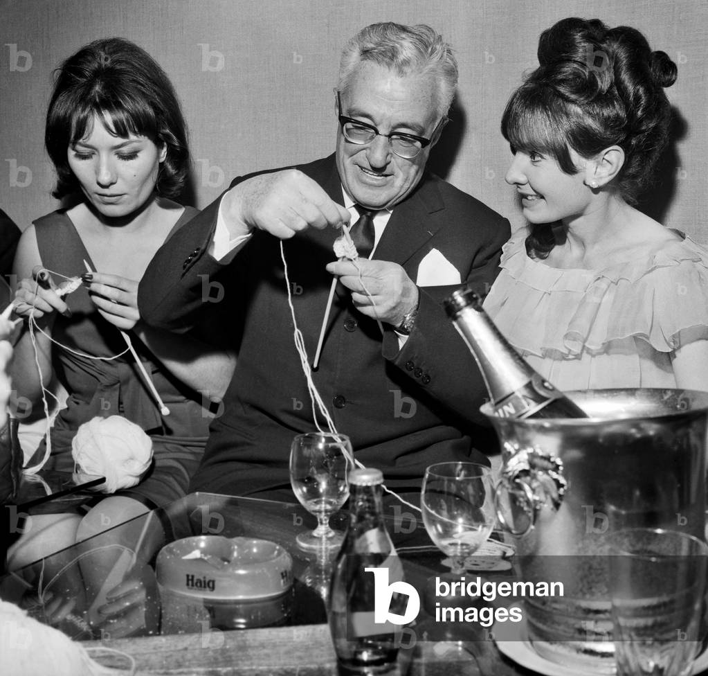 Italian director Vittorio De Sica knitting with Line Andres and Murielle Darty, 25 February 1965 (photo)