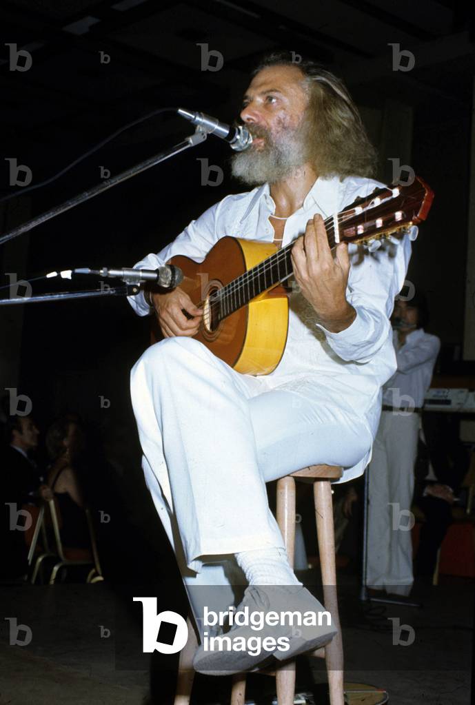 Georges Moustaki on stage, 2 February 1977 (photo)