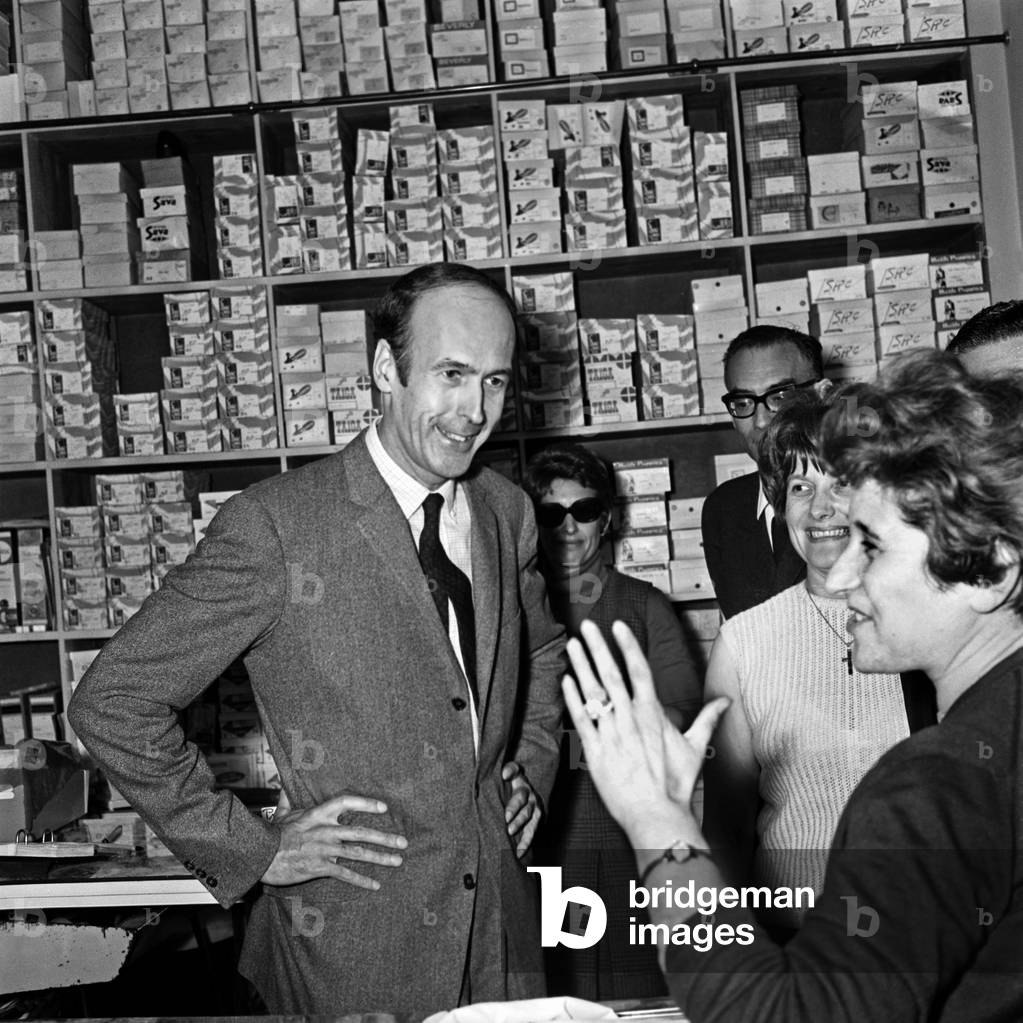 Electoral campaign for legislative elections in France, June 14, 1968 : Valery Giscard d'Estaing of shoes trader (photo)