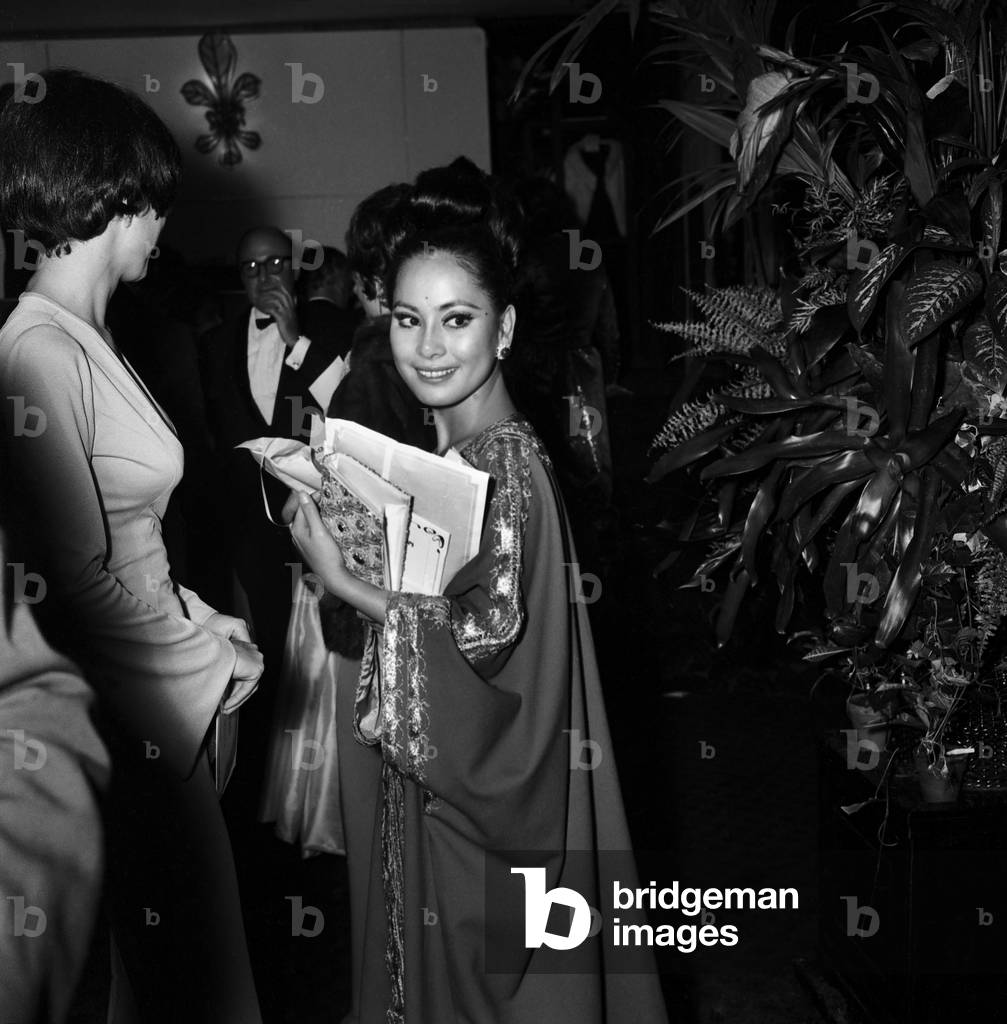 Ratna Sari Dewi Sukarno at the 75th birthday of Maxim's Restaurant, Paris, 19 October 1968 (photo)